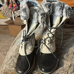 Preloved  size 10 women’s Khombu EMILY boots!